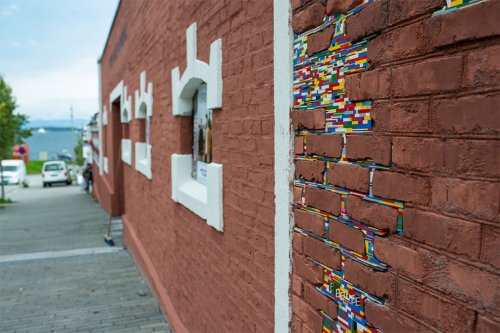 Cтрит-арт художник, который "ремонтирует" разрушающиеся стены с помощью кирпичиков LEGO (13 фото)