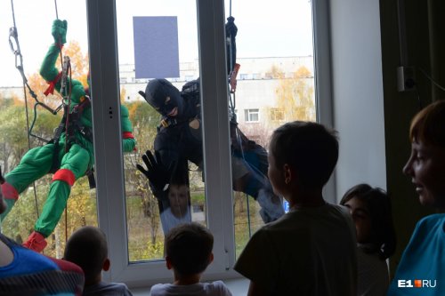 У этого города уже есть свои герои! В екатеринбургской больнице маленькие пациенты встретились с супергероями, спустившимися к ним с неба (25 фото)