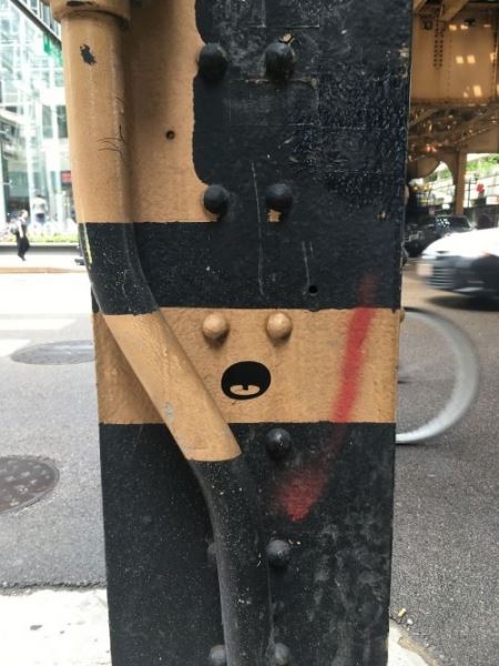 Художник превращает уличные объекты в забавные рожицы, которые не могут не вызвать улыбку (12 фото)