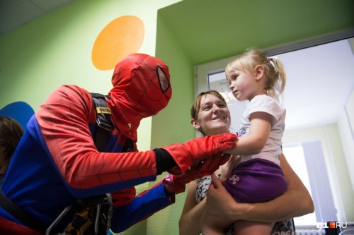 У этого города уже есть свои герои! В екатеринбургской больнице маленькие пациенты встретились с супергероями, спустившимися к ним с неба (25 фото)